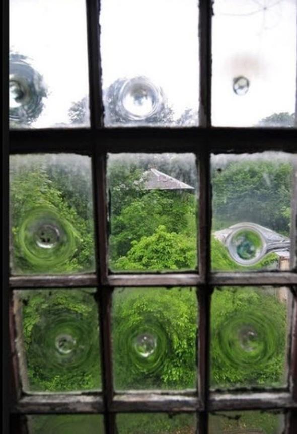 Bu yzden eski cam pencerelerinin alt taraflar daha kalndr.