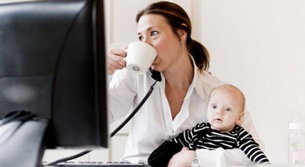 STEYEN ANNEYE YARIM GN ALIMA  <br>    Annelik izninin bitmesinden sonra kadn ii, istemesi halinde ilk doumda 60, ikinci doumda 120 ve sonraki doumlarda 180 gn sreyle haftalk alma sresinin yars kadar cretsiz izin yapabilecek. Bu hakk evlat edinen erkek ii de kullanabilecek.