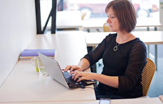 ANNELK ZN 8 HAFTA  <br>    Ynetmelikle kadn iilerin doum ncesi ve sonrasndaki sekizer haftalk analk izinleri korundu. Bu hak,  yan doldurmam ocuu evlat edinen iiye de tannd.