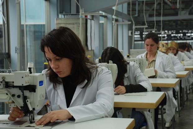 6 AYA KADAR CRETSZ ZN  <br>    Kadn iiye, talep ederse annelik izni bitiminden itibaren alt aya kadar cretsiz izin de verilecek.