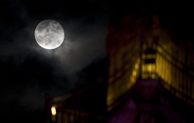 Baka bir deyile ister meteor yamurlar olsun ister Sper Ay olsun ehir klarndan uzak bir noktada, temiz bir gkyz ve uygun hava koullarn yakalamak lazm.