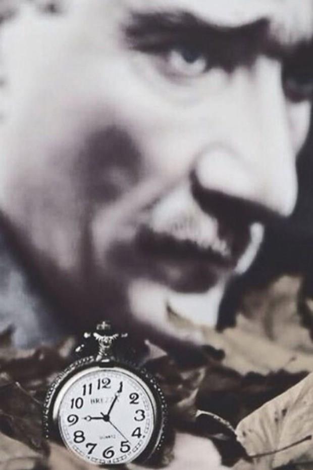 DEMET AKALIN  <br>  57 yllk yaama<br>    11 sava  <br>  24 Madalya<br>    7 nian<br>    13 kitap<br>    1 lke  Ve  Milyonlarca zgr insan    Bir Liderden daha fazlas  Unutmayacaz