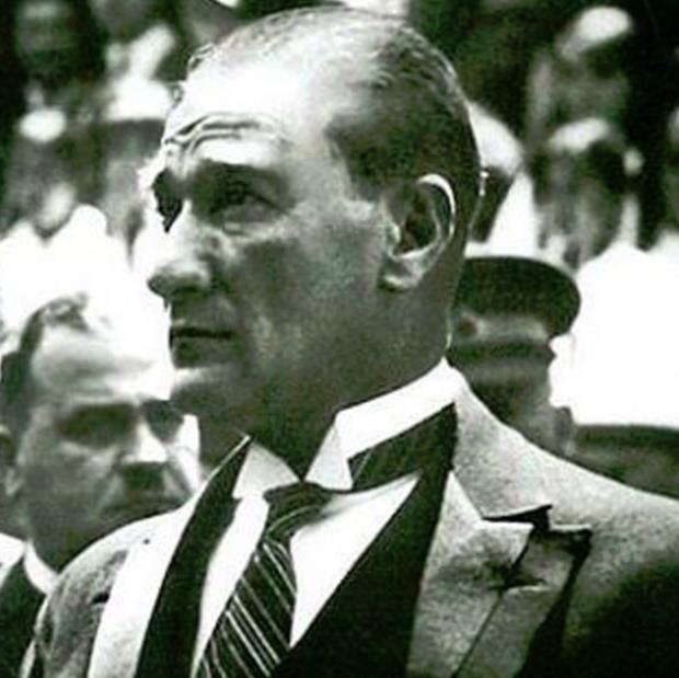 ESRA EROL  <br>Dikkatli okuyunuz!  <br>ki Mustafa Kemal vardr: Biri ben, et ve kemik, geici Mustafa Kemal... kinci Mustafa Kemal, onu ben kelimesiyle ifade edemem; o, ben deil, bizdir! O, memleketin her kesinde yeni fikir, yeni hayat ve byk lk iin uraan aydn ve sava bir topluluktur. Ben, onlarn ryasn temsil ediyorum. <br>Benim teebbslerim, onlarn zlemini ektikleri eyleri tatmin iindir. O Mustafa Kemal sizsiniz, hepinizsiniz. Geici olmayan, yaamas ve baarl olmas gereken Mustafa Kemal odur!<br>  Diyorki,<br>  Beni grmek demek mutlaka yzm grmek demek deildir. Benim fikirlerimi, benim duygularm anlyorsanz ve hissediyorsanz bu yeterlidir.