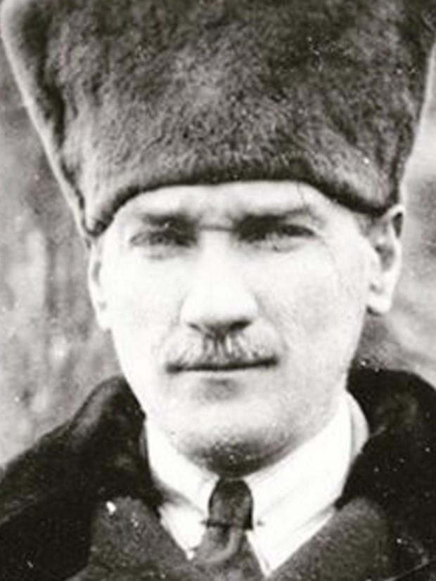 CEM YILMAZ  <br>  Canm Atatrk'e ve cumhuriyetimizi kuran tm byklerimize bin tesekkr.Nur iinde yatsnlar.