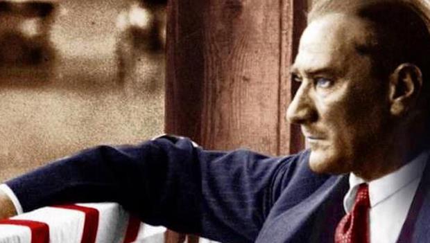 EZG AVCI  <br>   yl nce derece aldm gzellik yarmasnda ilk 10'a giren herkese farkl trlerden sorular soruldu. imizden birine 'ansn olsa hangi zamana gitmek isterdin?' diye soru ynelttiklerinde, 'Ah bu soru bana gelseydi keke!' dedim iimden. nk benim cevabm belliydi.. 'Ben 1881-1938 arasnda bir tarihe gitmek isterdim!'. Sana olan sevgim baka Sar Salm Mavi Gzlm.