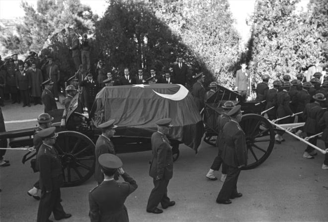 Atatrk'n cenazesinin 10 Kasm 1953'te Etnorafya Mzesi'nden Antkabir'e nakli srasnda 136 astemenin ektii top arabas etrafnda yer alan 12 general grlyor.