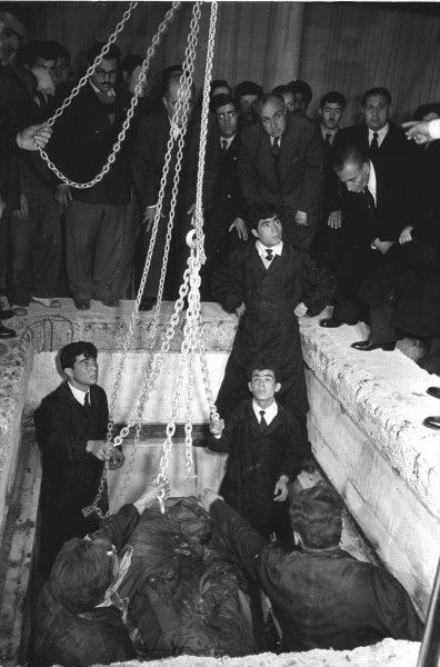 Atatrk'n naa Antkabir'e gtrlmek zere Etnorafya Mzesi'ndeki geici kabrinden 4 Kasm 1953'te karld.