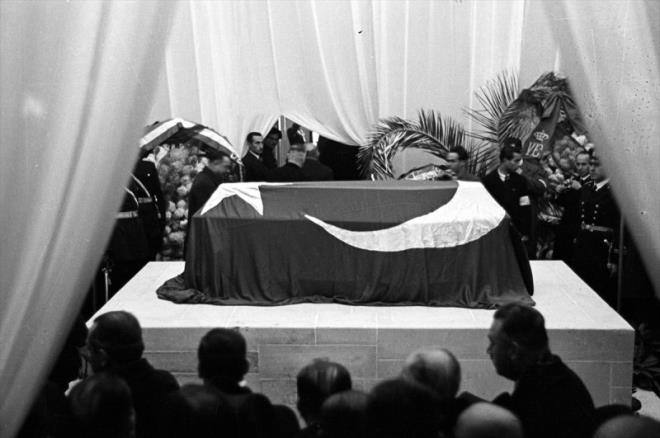 Atatrk'n cenazesi, 21 Kasm 1938'de Etnorafya Mzesi'nde katafalkta grlyor.