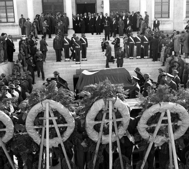 Atatrk'n cenazesi 10 Kasm 1953'te Etnorafya Mzesi'nden karlrken grlyor.