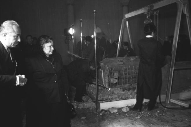 Atatrk'n naa Antkabir'e gtrlmek zere Etnorafya Mzesi'ndeki geici kabrinden 4 Kasm 1953'te karld. lem srasnda (soldan saa) Ankara Belediye Bakan Atf Benderliolu ve Atatrk'n kz kardei Makbule Atadan da hazr bulundu.