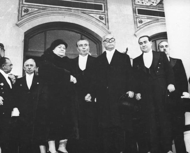 Babakan Adnan Menderes (sada), Cumhurbakan Celal Bayar (sa 2), CHP Genel Bakan smet nn (arka sol 2), Meclis Bakan Refik Koraltan (sol 2), Atatrk'n kz kardei Makbule Atadan (solda), ileri Bakan Mehmet Ethem (arka sada), 10 Kasm 1953'te Atatrk'n naann Antkabir'e nakli treninde grlyor.