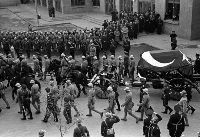 Atatrk'n cenazesinin 21 Kasm 1938'de Etnorafya Mzesi'ne nakli srasnda kortej Talat Paa Bulvar'ndan geerken grlyor.