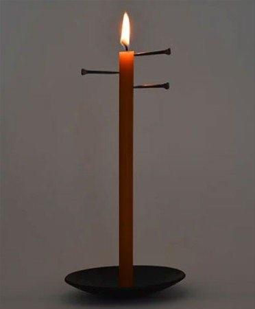 Saatin icadndan nce, belirli bir sre boyunca yanmaya ayarlanan mum saatleri vard. Hatrlatc veya alarm kurmak istediinizde, istediiniz zamana denk gelecek ekilde muma bir ivi tutturuyordunuz ve mum o seviyeye kadar eridiinde, bunlar metal mumluun zerine dp ses kararak sizi uyaryordu.