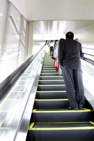 Yani eer eliniz basamaktan hzlysa yryen merdiven yeni yaplm, eer elinizle basamak ayn noktadaysa yryen merdivendeki kay detirileli ok olmam demek.    Siz elinizden hzl gidiyorsanz da o yryen merdivenin kaylar olduka eski demek.