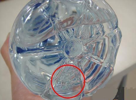 6'nn anlam PS polistirendir. Yemi paketleri, plastik bardak-tabak, markette etin satld kpk tabak, hazr paket fast food rnlerindendir, zararldr. 7 ise dier rnleri iaret etmektedir. Bunlar birden altya kadar kullanlan plastiklerin dnda kalanlardr. Yemek saklama kaplar ve baz pet ielerde bulunur, kullanlmas olduka zararldr.