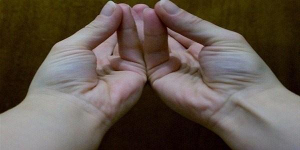 Ba parmanz sere parmanza dedirdiinizde bileinizde dikey bir kas grnr oldu mu?   <p>  Aslnda dnyadaki insanlarn %90'nda bu kas var, %10'u ise bu kasa sahip deil. Ve aslnda milyonlarca yl ncesiyle bamz gsteriyor. Peki bu ne anlama geliyor?<p>Palmaris Longus kas, bir yeri kavrayp g uygularken kullanlyor. rnein topra elle eelerken, aatan aaca sallanrken... Primatlarn tamam, memelilerin de bir ou bu kasa sahip. Aktif olarak kullanlyor, olduka da grnr durumdalar.