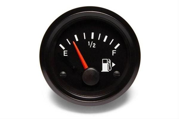 Benzin deposu iaretinin yannda bulunan oklar, depo kapann ynn gsteriyor.