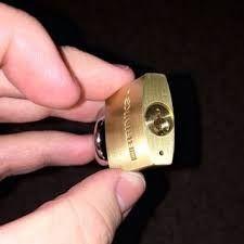 Bylelikle yamurda paslanmyor, kn da suyun donup kilidin atlamasn nlyor.