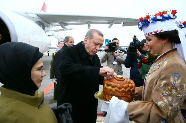 Erdoan ve ei Emine Erdoan'a uaktan inilerinde iki Belaruslu gen kz, Belarus ananesi olan tuz ve ekmek ikram etti.