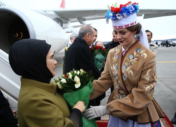 Erdoan ve beraberindeki heyeti Minsk Havaliman'nda Belarus Babakan Andrey Kobyakov, Trkiye&#8217;nin Minsk Bykelisi Kezban Nilvana Darama karlad.
