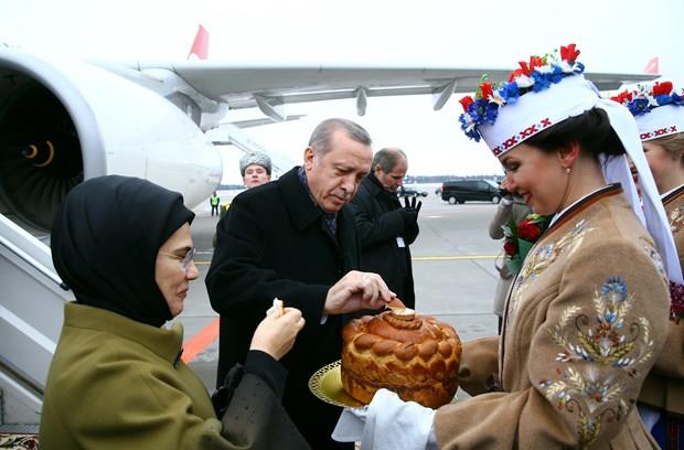 Cumhurbakan Erdoan ve ei Emine Erdoan, bir para ekmei tuza banarak yedi.
