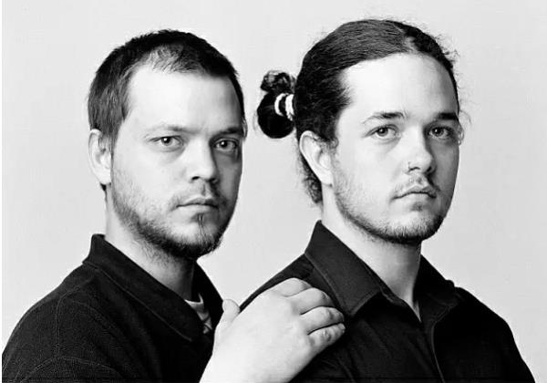 Fotoraf Francois Brunelle mkemmel bir proje zerinde alyordu.Birbirine ok benzeyen ama aralarnda hibir akrabalk ba bulunmayan insanlar buldu ve fotoraflad.te onlardan birka.