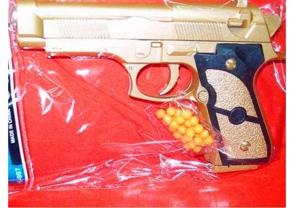 Plastik minik toplarla at yaplan tehlikeli bir oyuncak... Mermiler bitmesin diye tekrar geri toplanrd...