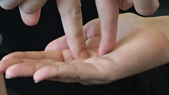 Saklamba oynayanlar elini mum diksin denirdi ve herkes parman koyard...