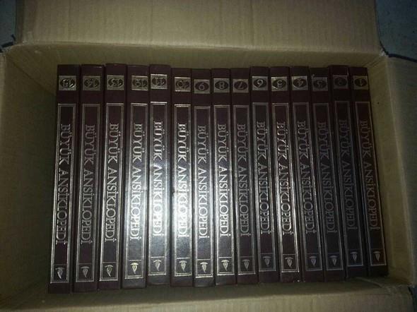 Her evde o zamanlar mutlaka bulunan ansiklopedi kitaplar... Artk Google var!