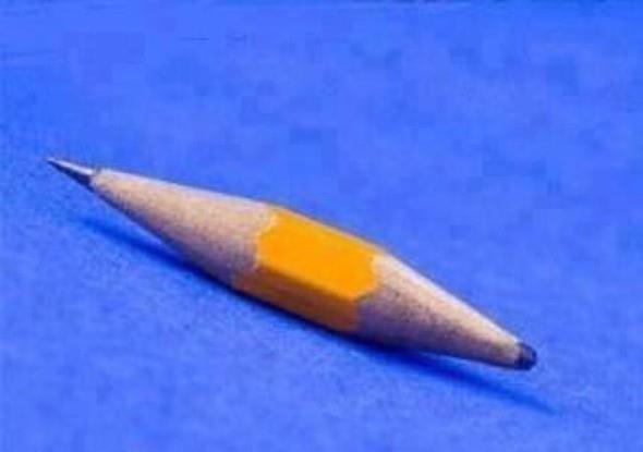 natla ayn kalemi kullanmakta srar eden tutumlu rencinin kalemi...