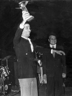 1977'de Antalya Film Festivali'nde ''En baarl erkek oyuncu'' dln alan Sunal, oyunculuu ile Trk sinemasna yeni bir soluk getirdi.