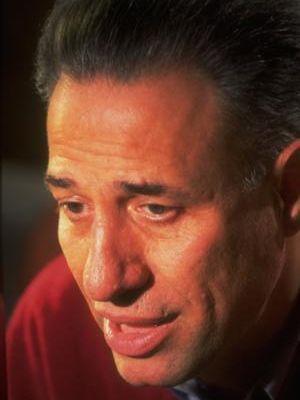 Bu arada, gazete okumaya balayan Kemal Sunal'n ba sa yana dt.