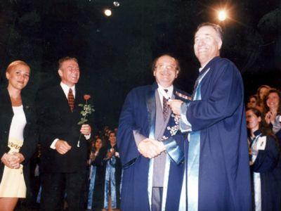 12 Eyll dneminde yarm brakt niversiteyi tamamlayp genlere rnek olmay kafasna koyan Sunal, 1995 ylnda Marmara niversitesi letiim Fakltesi Radyo-Televizyon ve Sinema blmn bitirdi.