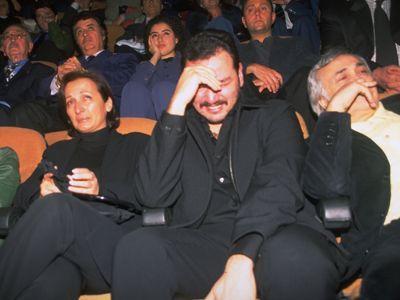 Tren srasnda olu Ali Sunal, Ei Gl Sunal, kz Ezo Sunal ve Usta komedyenin arkadalar gz yalarn tutamad.