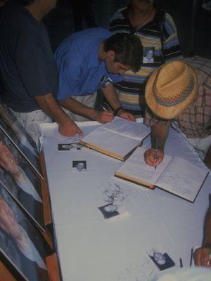 lmnn ardndan Dostlarnn mesaj -1-  <p>Ahmet Necdet Sezer<p>  "Deerli sinema sanats Kemal Sunal&#8217;n vefatndan byk znt duydum."  <p>  Blent Ecevit<p>  "Ben bir Kemal Sunal hayranym. O'nun filmlerini defalarca seyretmekten hibir zaman usanmadm, bundan sonra da usanmayacam. ok byk bir sanatyd."<p>    Devlet Baheli<p>  "Trk sinemasnn yetitirdii ve oynad filmlerle yediden yetmie btn Trk halknn sevgilisi haline gelen mmtaz sanat Kemal Sunal&#8217;n ani vefatn byk bir znt ile rendim."