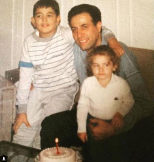 Babas ve kz kardei Ezo ile yer ald fotoraf Instagram sayfasnda paylaan Ali Sunal altna u notu dt:    <p>yi ki dodun gzel adam melek adam iyi ki geldin bu dnyaya iyi ki seni tandk senden temizlii safl rendik iyi ki canm oldun babam oldun canm babam oldun iyi ki dokunabildim sarlp pebildim dizlerinde uyuyabildim iyi ki vardn varsn hep varolacaksn iyi ki...