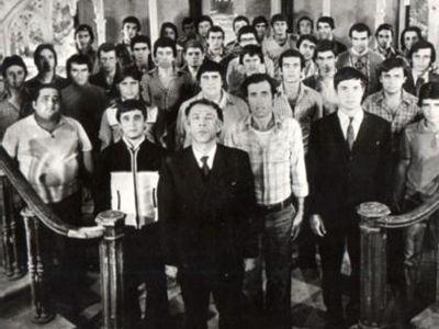 1973 ylnda Ertem Eilmez&#8217;in ynettii &#8216;Hababam Snf&#8217; serisi ile sinemaya transfer oldu ve kalabalk kadrolu sinema filmlerinde rol almaya balad.