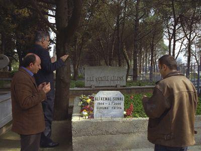 Sanat her lm yl dnmnde mezar banda anlyor.