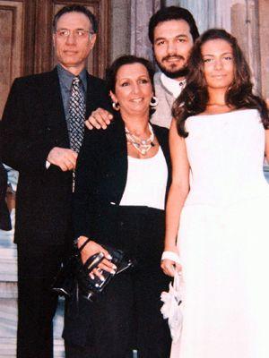 Sanatnn en byk hayali kz Ezo&#8217;nun mezuniyetini grebilmekti. Ve bu hayal gerekleti.Ezo'nun niversiteden mezun olduu gn en mutlu gnyd.