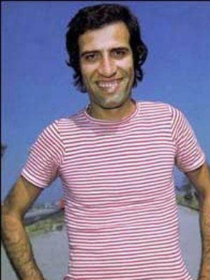 Sunal , Sanat yaamnnn balay yksn &#8216;Lise son snftayken felsefe retmenim Belks Balkr, elimden tuttuu gibi beni Mfik Kenter' e teslim etti.&#8217; szleriyle anlatmt.