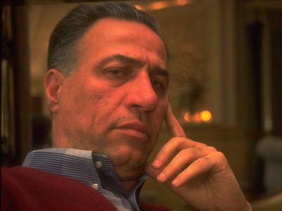  Hatlar Terminali'nde bilet ve bagaj ilemlerini yaptran Kemal Sunal, uaa binmeden nce bilet ilemlerini yapan yer hosteslerine "Canm, hi gitmek istemiyor. Ama film ekimi var, gitmek zorundaym" dedi