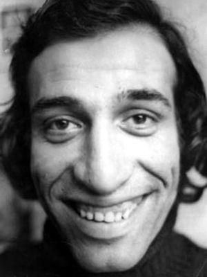 1944 ylnda stanbul&#8217;da doan Kemal Sunal Lise renimini Vefa Lisesi&#8217;nde tamamlad.