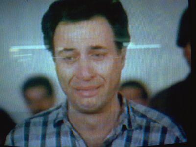 Uaktan hi holanmayan ve uzun yllar boyu binmeyen Kemal Sunal, Balalayka filminin ekimleri iin arkadalaryla birlikte Trabzon&#8217;a gitmek zere bindii uakta kalp krizi geirerek 55 yanda vefat etti.