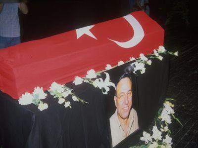 AKM'de Kemal Sunal'n tabutunun sahneye konulduu anlarda byk znt yaand.