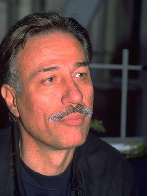 Altan ymen:<p>  "Sinemamz bir halk kahramann kaybetti. Kemal Sunal, filmlerinde genellikle, haklnn haksza, gszn glye kar mcadelesini temsil eden byk komedi ustasyd."<p>  <p>  Cumhur Ersmer:<p>  "Bizleri her zaman gldrmeyi baaran, deerli sinema sanatmz Kemal Sunal&#8217;n beklemediimiz bir anda gelen ani lmnden derin znt duydum."