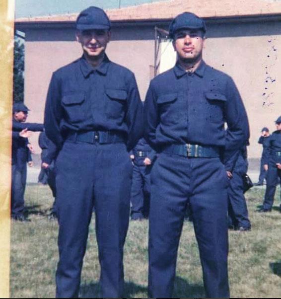 Askerlik fotorafn sayfasnda paylaan Aydn, altna "Hani dalga geersiniz, gler laf edersiniz ama bir sr adamm diyene kapak olsun bu fotoraf... "