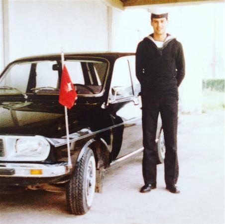 Peker, yaklak 35 yl nce ekilen fotorafnn altna "Bahriyeli Hakan Peker Karamrsel Eitim Merkezi. Rahmetli Tuamiral Yaar nkal'n ofr" notunu dt.