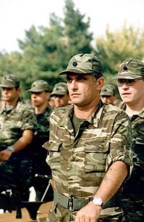 Uzun yllar yurtdnda yaayan Kenan Kalav askerliini ileri bir yata yapt.