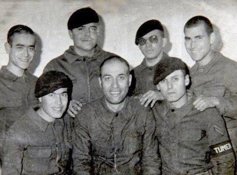 Trk sinemasnn glen yz Kemal Sunal'n bugne kadar bilinmeyen askerlik fotoraf ortaya kt. Sunal' 1981 ylnda Ankara Etimesgut'ta askerlik yaparken gsteren bu fotoraf Facebook'ta paylald.