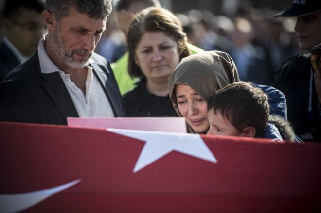 Gaziantep Mfts Ahmet elik tarafndan dua okunmasnn ardndan ehidin cenazesi, askeri uaa konularak topraa verilmek zere memleketi Sakarya'ya gnderildi.